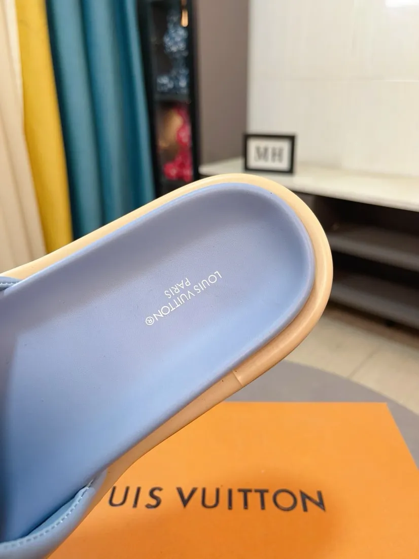 Ex-factory price 360🌹🌹 (lv-Louis Vuitton) New men's slippers, high-end boutique, exquisite embossed logo decoration on the upper, fine workmanship, super soft soles, casual, loose and comfortable, a must-have in summer! \nsize：38-44